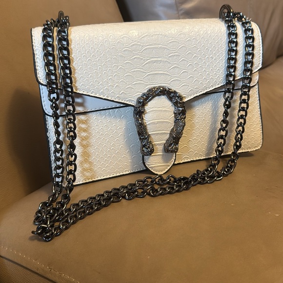 Handbags - Beautiful cream coloured purse, heavy hardware, heavy chain strap